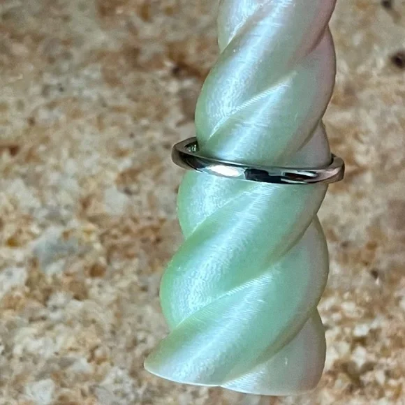 Bomb Party Retro Sweetly Simple Elegant Silver Ring with Green Stone - Picture 4 of 5